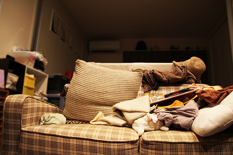 亡くなってから、遺品（生活雑貨等全般）を長期間そのままにしておくと室内の衛生的にも良くありませんし、家屋が傷みます。